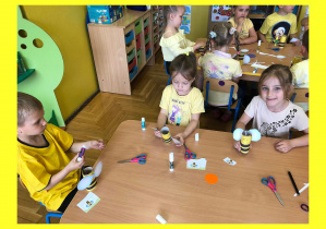 Dzieci z Jeżyków biorą udział w zabawach związanych z pszczołami